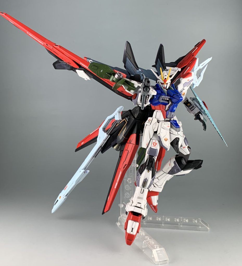 ストライク付属のライフルと余剰パーツになっているビームサーベルを追加しています。