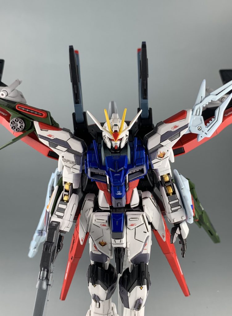 頭部はパッケージのイラストと近い感じになるように頬当てを延長。胸部の真ん中がボリューム不足だと思いプラ板でかさ上げしています。腹部を延長しています。