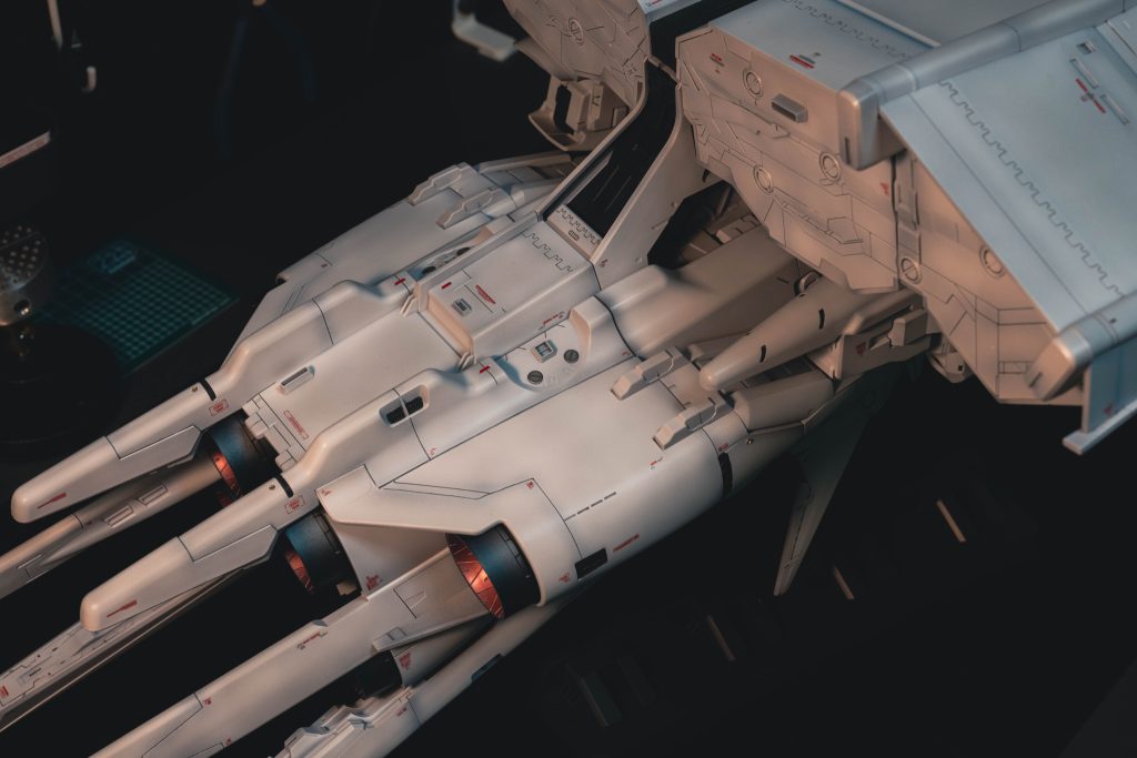 面の広いキットなのでベタ塗では立体感が出ないので、黒立ち上げ塗装をやろうかと思いましたが、それだと気が遠くなるほどホワイトを重ね塗りしないといけません。