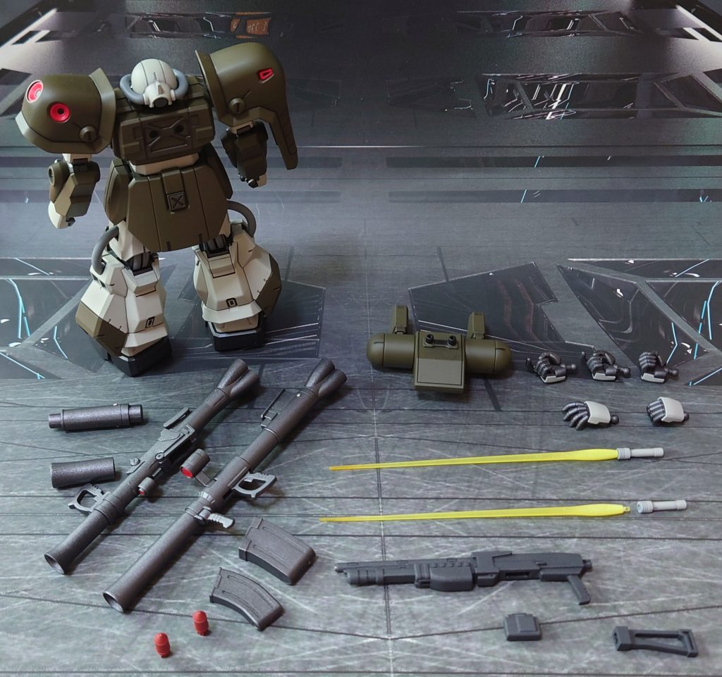 付属品一式。武器類は同じくシナンジュ・スタインのビームサーベル、システムウェポンキットからバズーカ、他社キットからショットガンを用意。■塗装レシピ緑:黒サフ→オリーブドラブ→つや消し白:黒サフ→ガルグレー→つや消し赤:グレーサフ→MSレッド→つや消しグレー:黒サフ→呉海軍工廠グレイ→つや消し黒:黒サフ→メタリックブラック→つや消し関節類グレー:黒サフ→ブライトガンメタル→つや消しモノアイレール部分:黒サフモノアイ:市販パーツ、市販シール素材を使用ショットガン:黒サフ→MSグレー連邦系→つや消しバズーカ:黒サフ→ガンメタル→つや消しビームサーベル刃エフェクト:根本側にMSホワイト→先端側にクリアイエロー→全体に蛍光イエローセンサー類:キット付属シール、市販のプラパーツ・シール素材を併用墨入れ・部分塗装:ガンダムマーカー各種を使用