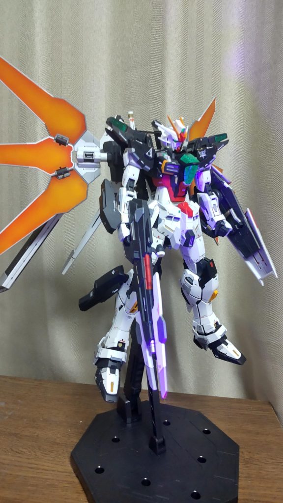 全体像。今回はあくまでエクスインパルスのツインサテライトキャノン装備のバリエーションという想定のため、サテライトキャノン部分以外のダブルエックス要素は少なめ手足はフリーダムの物に変えています