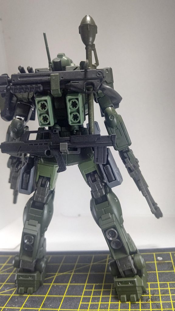 細々と細工した背面とおしり部分。ジムストライカーのバックパックの加工。ショットガンラックを取り付け、サーベルマウントはドリルで穴あけしてパンツァーファウスト穴に。おしりはジムスパルタンのライフルパーツを接着し、ライフルラックに。