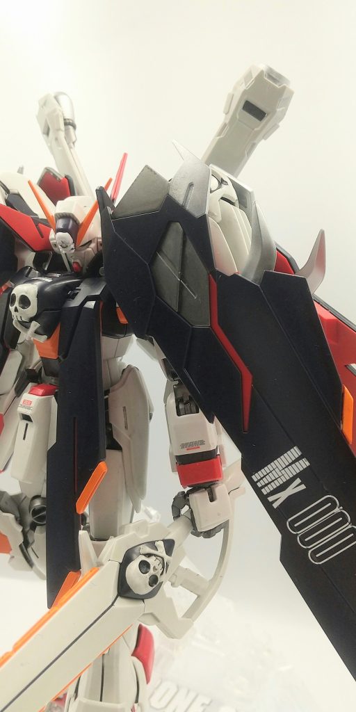 肩と下半身が、デスサイズで、体と腕、武装がフルクロスです。