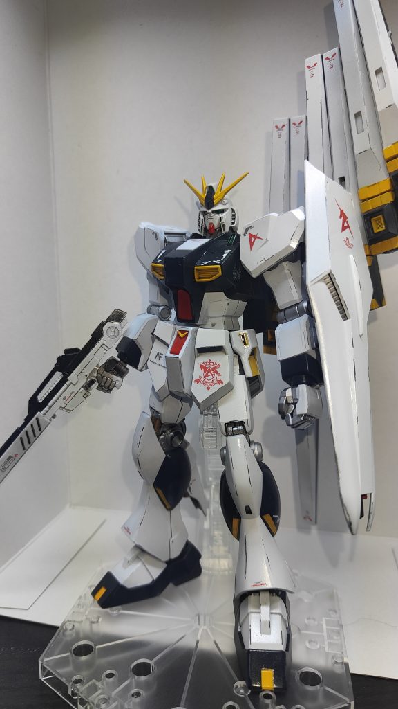 金属感を出したかった為全体のフレームと下地にシルバーを使用。ボディを塗ったあとデザインナイフで削って擦れを表現しました。