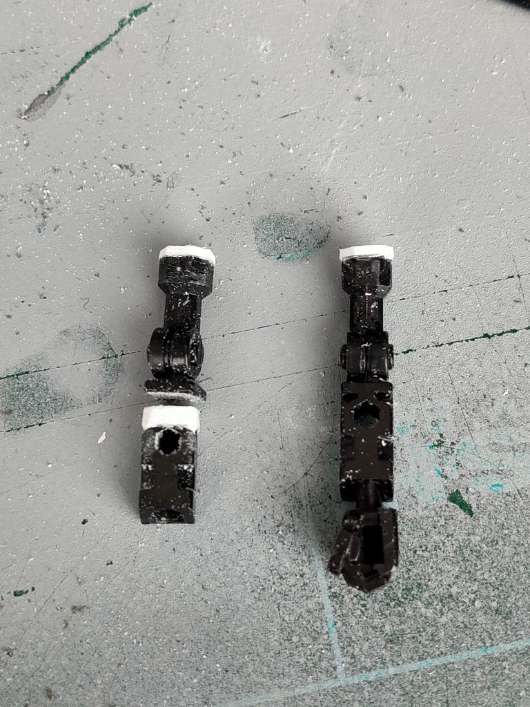 以前投稿したゴッドガンダム同様、首、腕、太ももの延長。腕、首は切ってプラバン貼って繋げただけ。