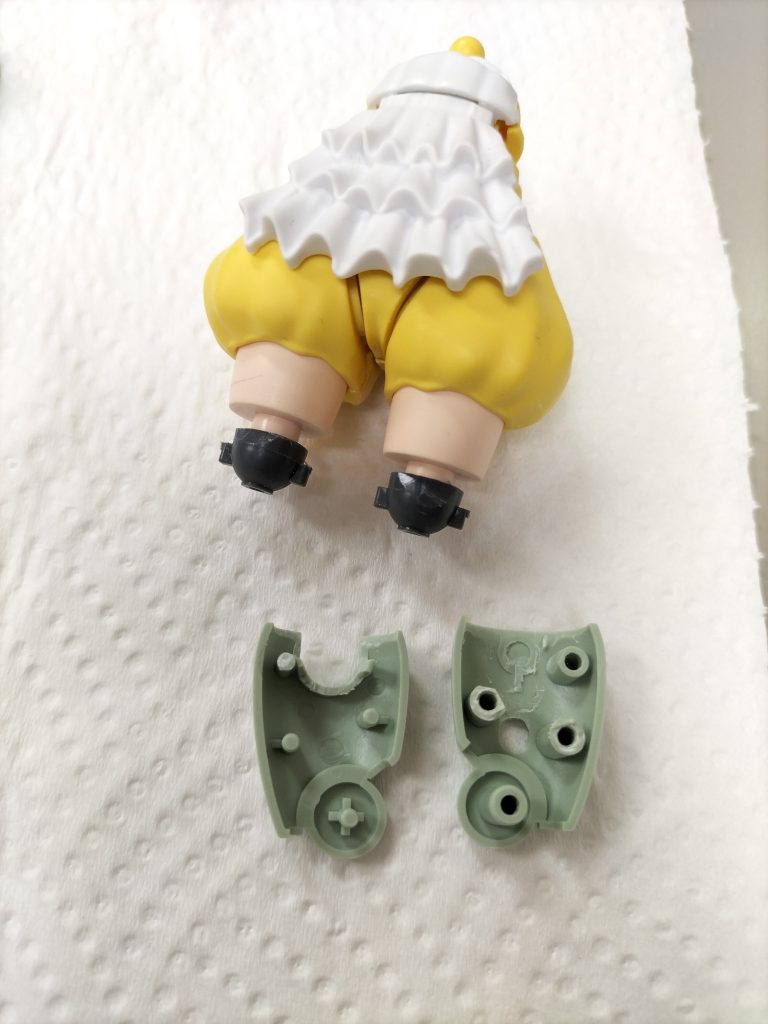 足は写真のようにしました。太ももには余っていたポリパーツ(1/100のもの?)をはめました。ザクのもも部分の上部を削って、チナッガイの足が上から入るようにしています。内部を少し削って、ポリキャップが引っかかるようにしています。