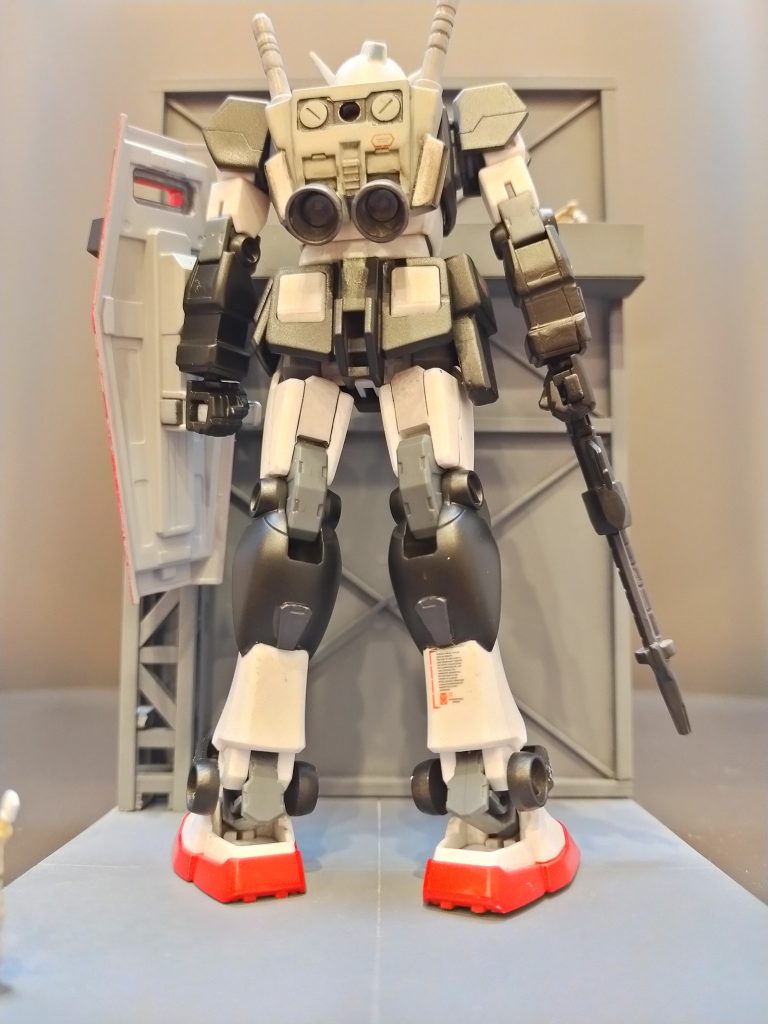 改造箇所は、肩アーマーの形、ビームサーベルの横ライン、前腕のライフル固定用形状、ライフル、右サイドアーマーのホルスター、アンクルガードのダクト、ランドセル、膝部装甲。