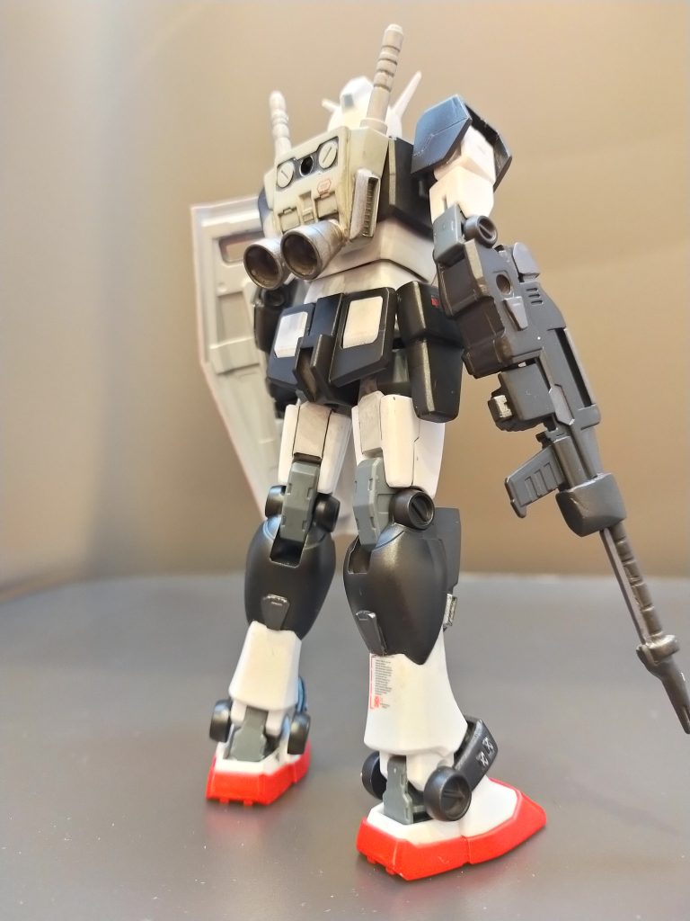 設定を調べるとバックパックは試作バックパックとあり、真ん中にスリットが入っているだけでした。物足りなかったので大型化しています。排気ダクトも増設。