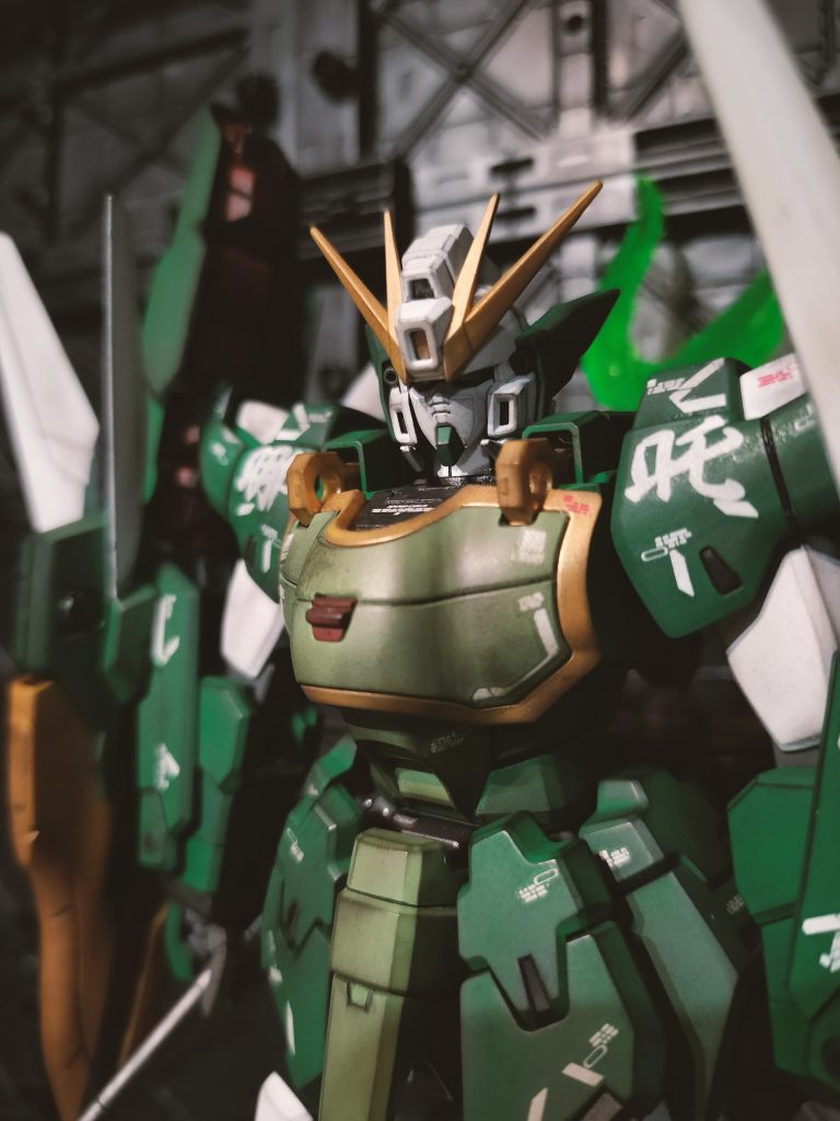 黄色部はガイアのパールカッパーで、白部はEXホワイトにグレー足しました。一層目から四層目にかけて混ぜるグレーの色を薄くしていきました。緑部はそれぞれ作中イメージに寄るように調色しました。基本はモウリーグリーンと、どこかの軍の緑です笑