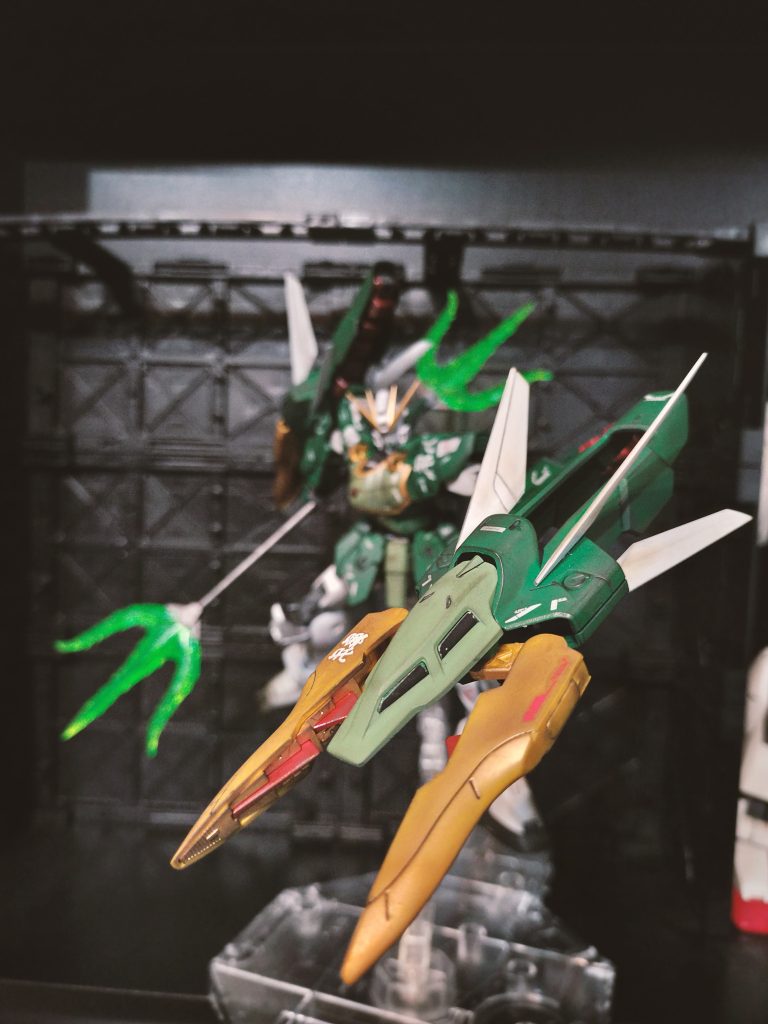 ドラゴンハングは専用台座が付いてきますが、格納分だけならそのままで保持可能でした。10関節つなぐとさすがに台座必須でしたが。