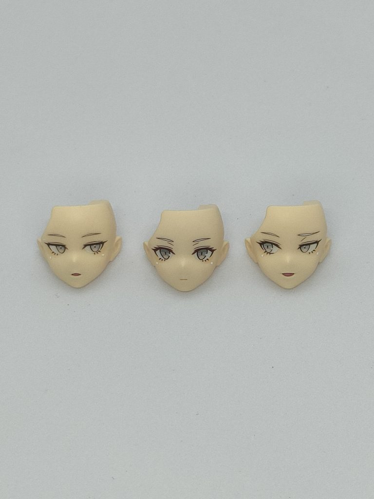 目のデカールがあまり気に入らなかったので右だけ少しアレンジしています。