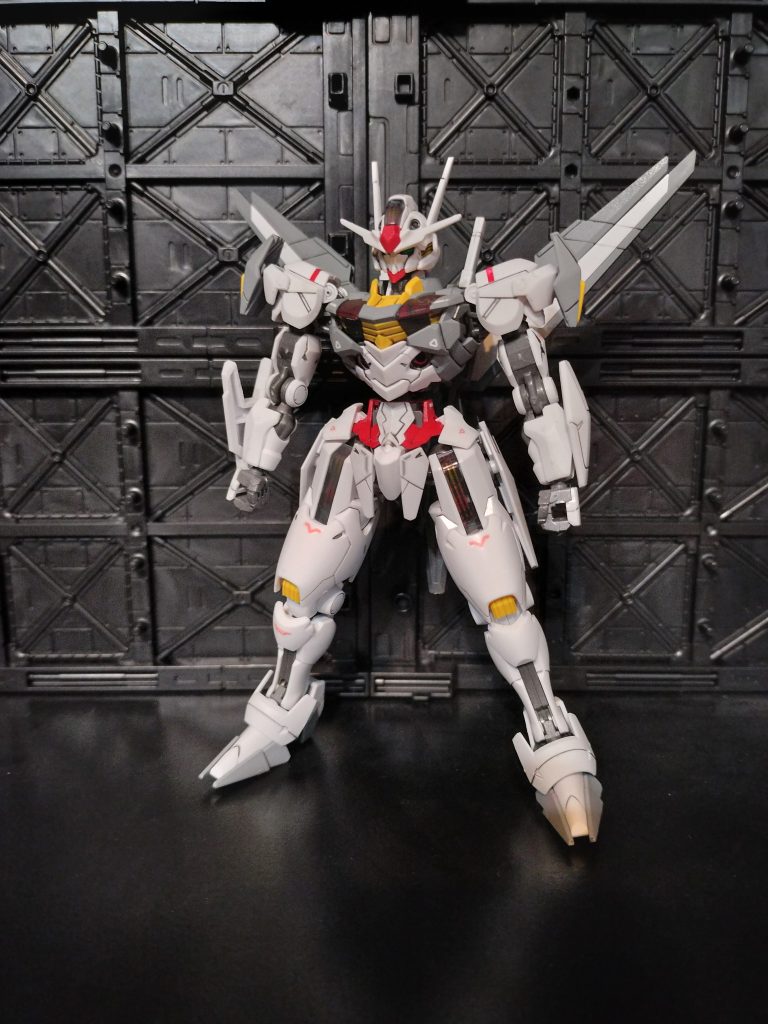 水星の魔女機体はそこそこ作ってきましたが、何故か無印エアリアルはまだでした。そしてこれが(FMが更に凄いとは聞きますが)傑作と言われる所以がわかりました。何この膝の可動！？なんで胸部こんなにはじめからパキってるの！？