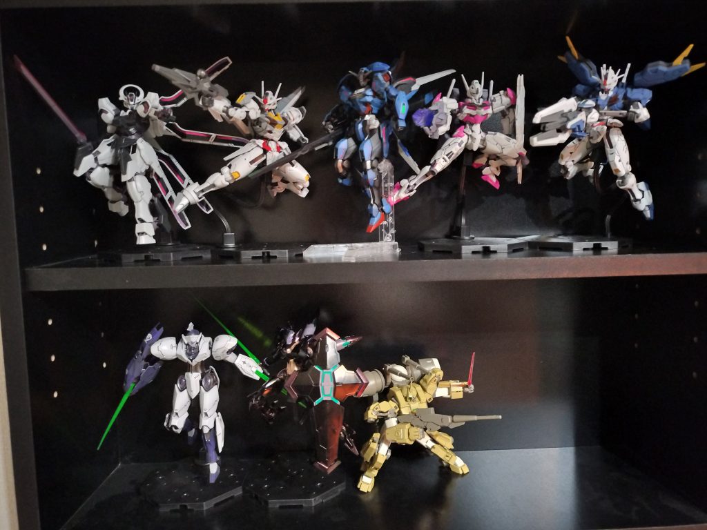 水星棚も8体になりました。他にファラクト、ダリルバルデ、ベギルベウが待機中です。他は作るかわかりません…揃えたい気持ちもあるといえばある。