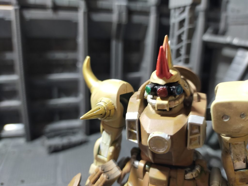 舎弟「兄貴ぃ、コクピットのライトの意味って…」ヒャッハー「アホ！これは目くらまし兼ねたもんじゃ！！目ぇ食らった所をズドーンじゃ！！！」舎弟「流石です兄貴ぃ！👏😊💕」