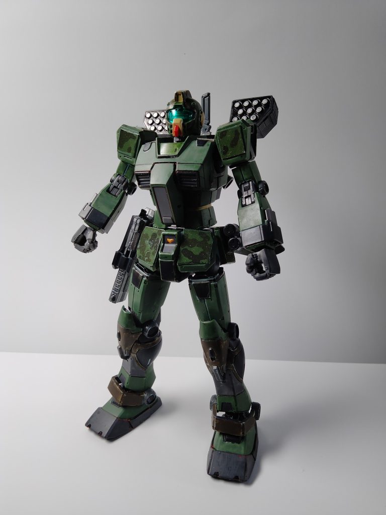 武器なし状態塗装を除けば、本体はシンプルです。