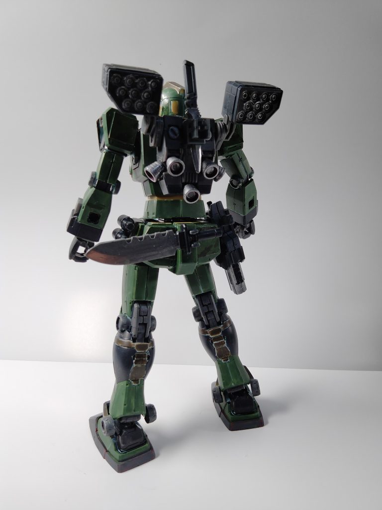 背部にはデミトレの拡張パーツのナイフと、EGストライクのアーマーシュナイダーを内蔵