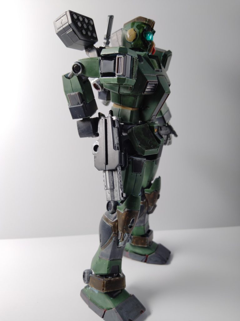 右腰のは30mmのハンドガンこのジムの武装ではこれがお気に入りです