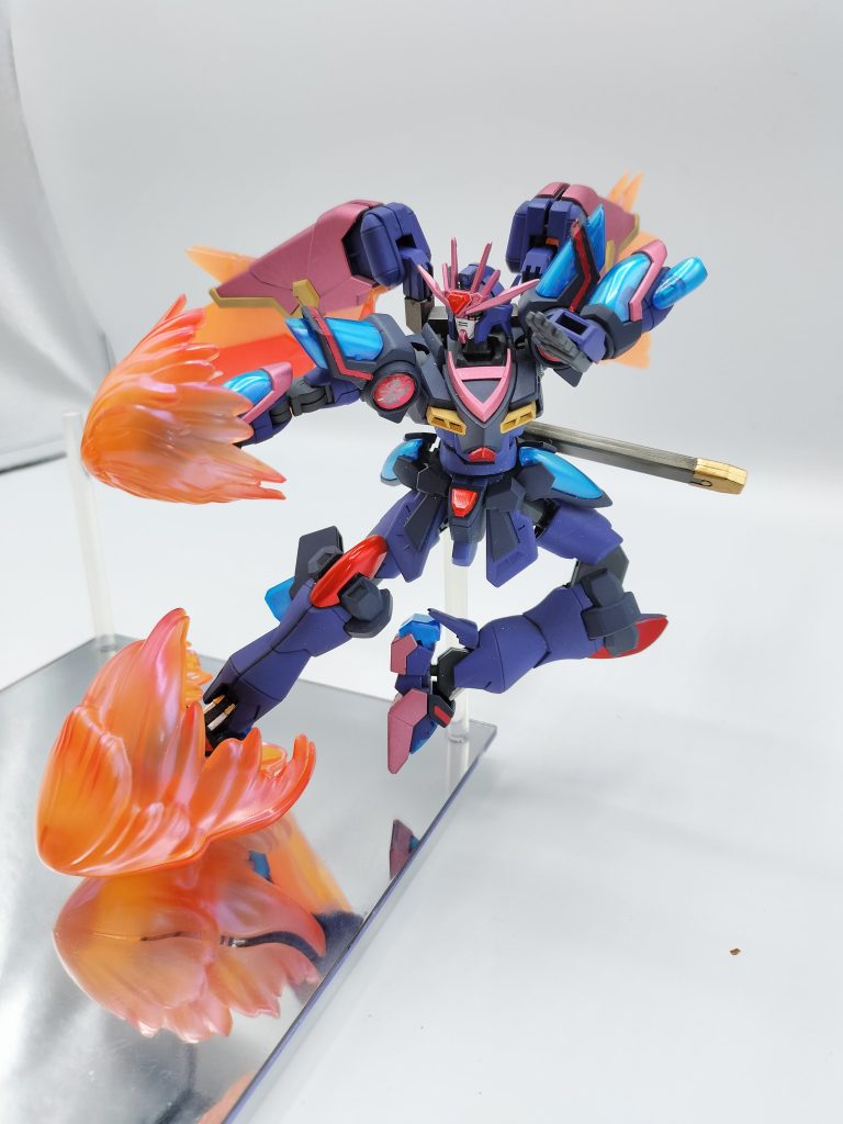 エフェクト多くて良き。１００均製の鏡面スタンド良い感じ～外装は艶消し。クリアパーツ部分と要所の赤を艶有で分けてみました。