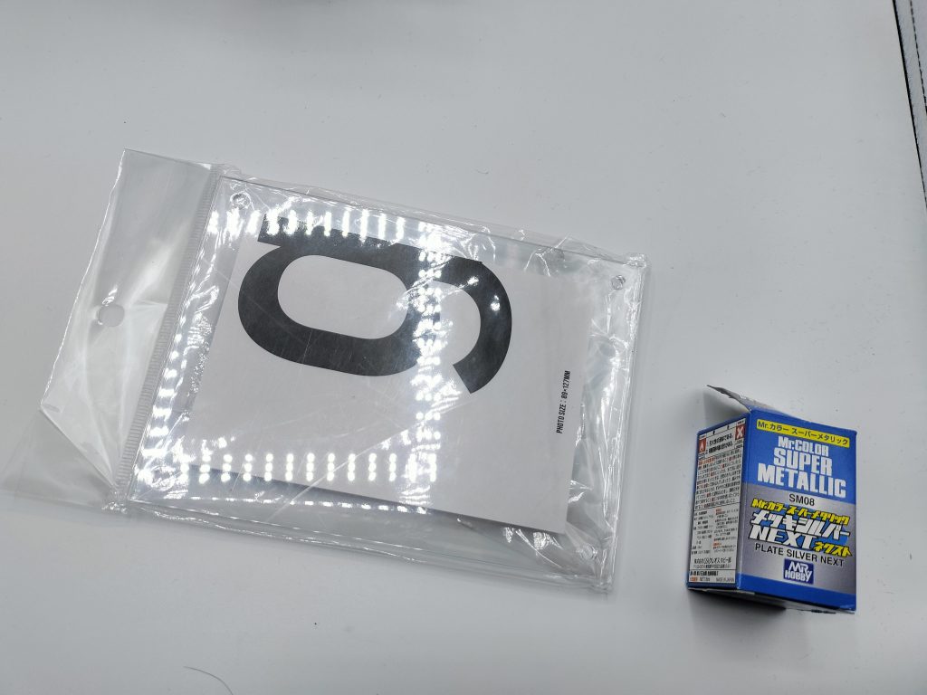 100均のフォトスタンドにメッキシルバーで簡易鏡面仕上げスタンドになりました。メッキ塗料は塗面が剝がれやすい割に表面のクリア塗ると輝きが落ちるパターンがありますが、この使用方法で真ん中塗るとそのままメッキ仕様で使えて楽しかったです。