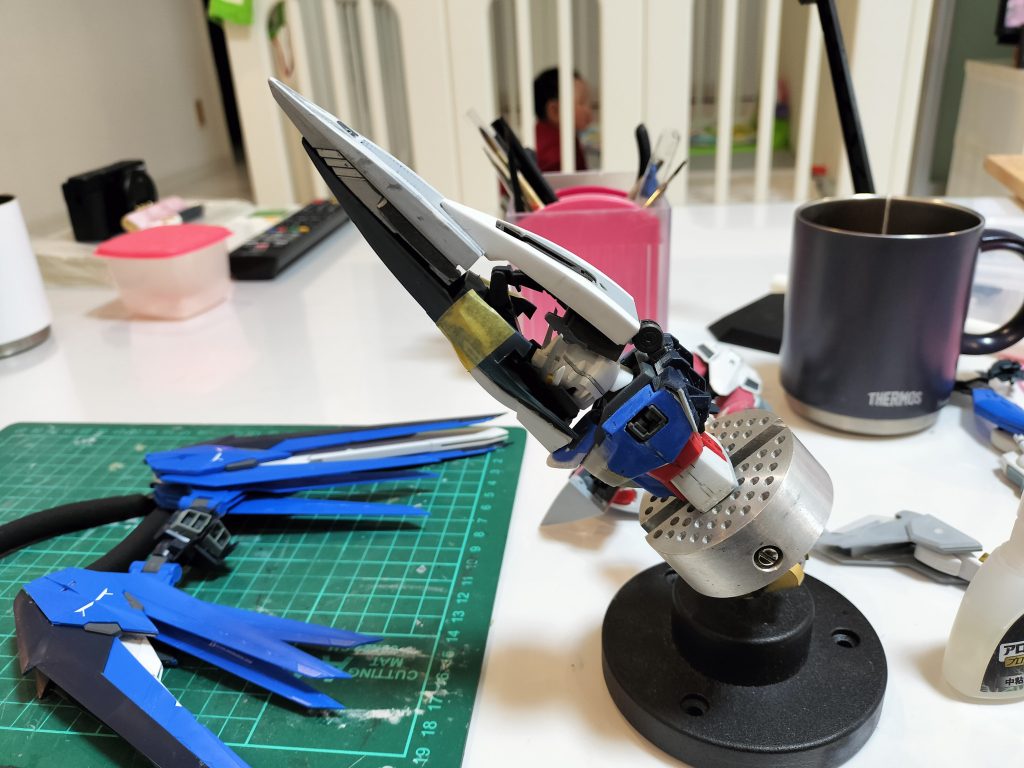 困った時の鉄血フレーム接続タイトなクリアランスと元のバインダーに更に2つスラスターを追加するため重量との戦いです。