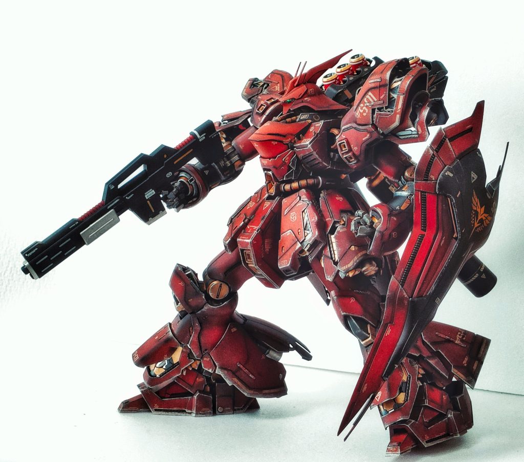 ポーズ2。ビームトマホークはポロリと重さによる関節維持が難しく使うのを断念してます。ビームサーベルの柄は手首と一体化して取れそうにありません。とほほ。欲張りを言うと足の接地がもう少しといった所です。股関節もボールジョイントのみなので硬く、下半身のポーズに自由度が少ないです。それ以外は自分的に満足な良キットでした。