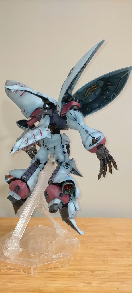 各部の丸モールドはスラスター解釈でビーズ埋込。足首の外側に膨らんだ外装には巨大バーニアを追加しました。追加しろと言わんばかりのスペースでぴったりです。