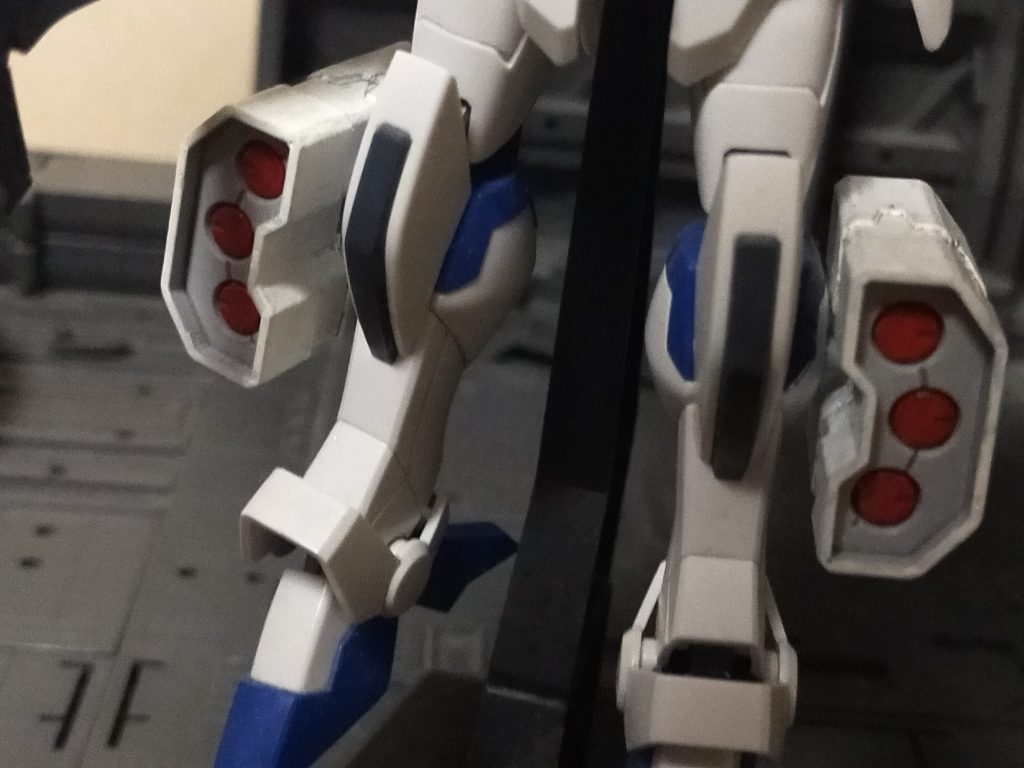 脚部ブースターをミサイルポッドに換装。