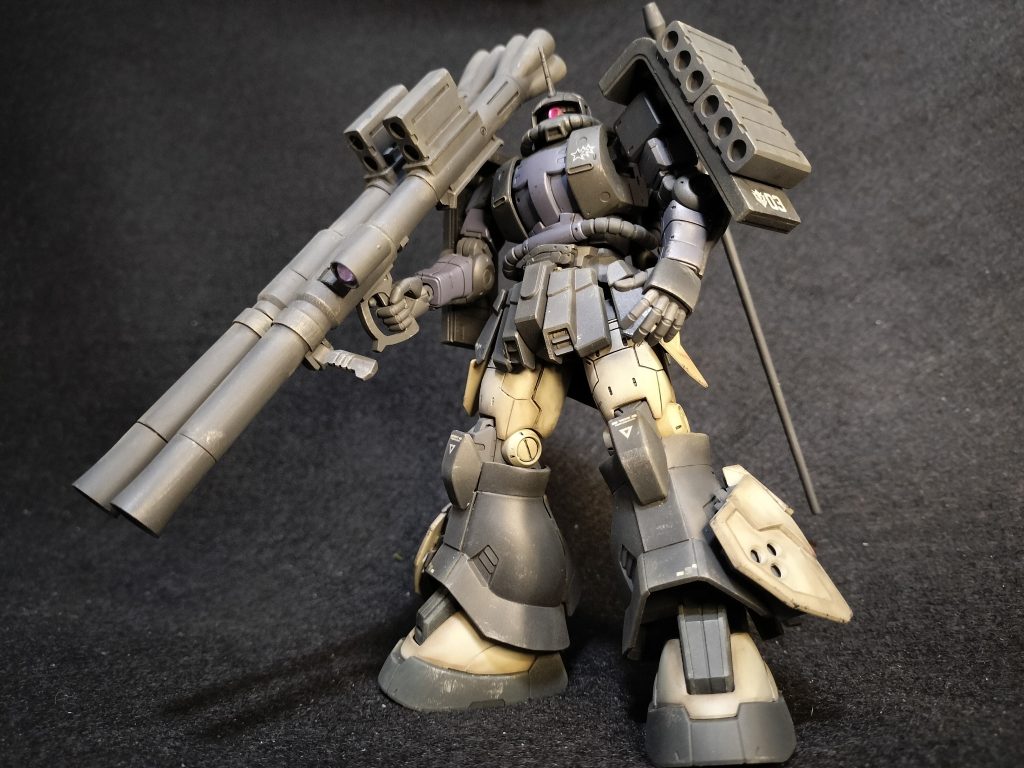 正面。高機動型ザク陸戦用(エグバ機)を魔改造。膝当ての十字が好みでなかったので普通の膝当て風に改造。カラーリングは黒い三連星06Rっぽく。オリジン設定では、ガイアはバズーカを好んだとのことなのでオリジナルで連装バズーカを作りました。あと06Rガイア機を地上で改修したというIF設定なので両肩シールドにしてます。