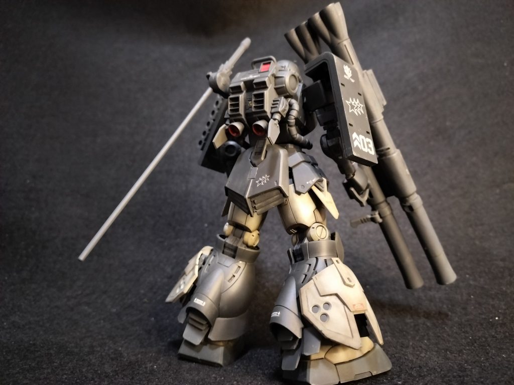 背面。ランドセルを高機動型(宇宙用、ややこしい)より拝借しましたが、地上では燃費悪そう?。右シールドには弾倉付けず、デカールでガイア機をアピール、機体ナンバーは03です。ちなみに02がマッシュ、06がオルテガです。お尻アーマーの3ミリ穴が2箇所空いていて目立つので塞ぎました。