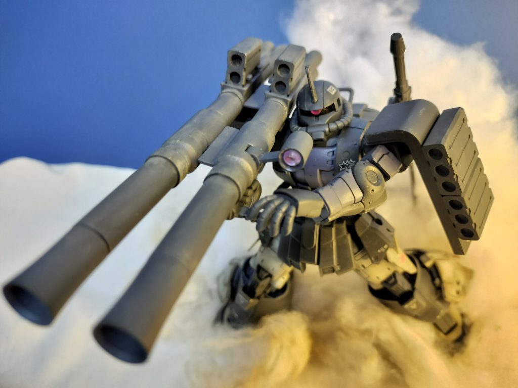 弾切れの前のガイア機。連装バズーカを撃ちつつ急接近していきます。