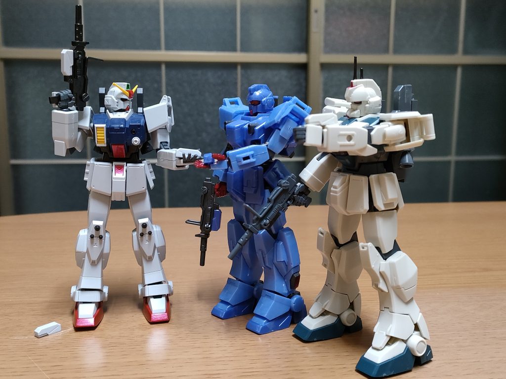 100mmマシンガンは3機とも同じ物使ってるから予備マガジンもそのまま使える。Ez8は側面腰部アーマーと予備マガジンが一体成型なので、外して渡せないのはご愛嬌。