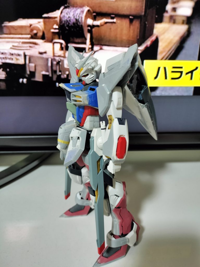 塗装前このあとソールや脇腹のスラスターを追加さし、設定に沿ったスジ彫りを追加。使用キットMGストライクフリーダム　頭、上肢、クスフィアスMGインパルス　胴体、腰フロントアーマーMGフリーダム2.0 背中、腰フレーム、バインダーMGジャスティス　下肢MGエピオン　胴体中央RE ガンイージ　胴体中央1/100 インパルス　膝