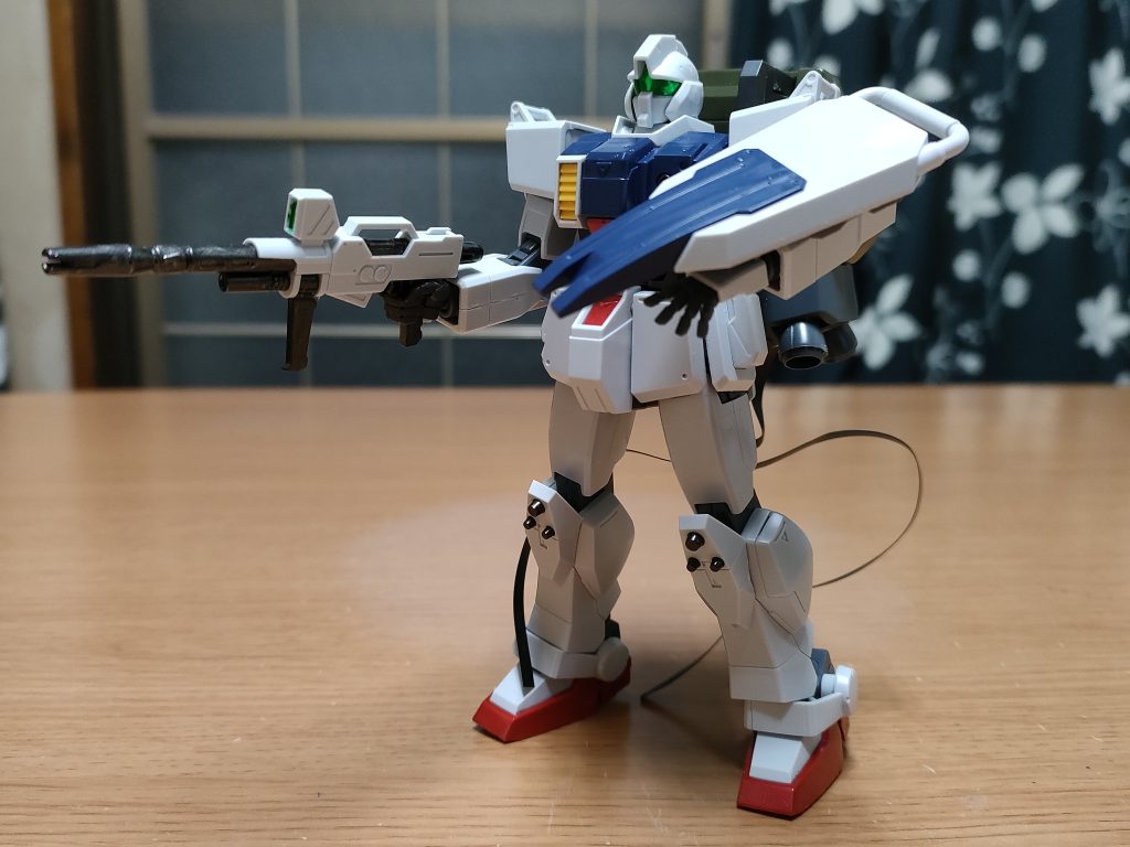 ノーザンポッドのジムヘッドを。標準装備として先の100mmマシンガンの他、ビームライフルと打突付きの盾。Ez8のパラシュートパックもウェポンコンテナに懸架出来ました。