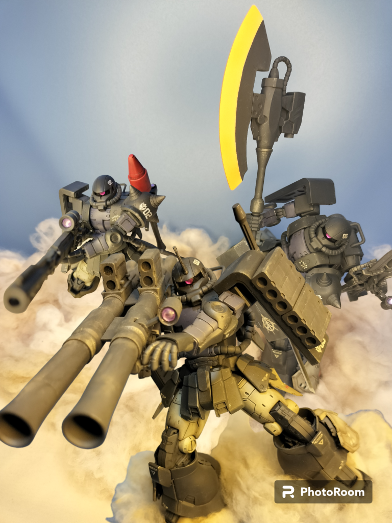 「マッシュ、オルテガ、ＭＳにジェットストリームアタックをかけるぞ！」お決まりの必殺技です。劇中では、一列に並び前の機体の上に飛んでさらに飛んでですが、地上戦では一列から後ろの機体が左右に展開する方がいいと思うんですよね。(俺を踏み台にしたという名台詞がなくなるけど😅。)で、それっぽく合成してみたのですが、見えれば幸いです。最後までご覧いただきありがとうございました。