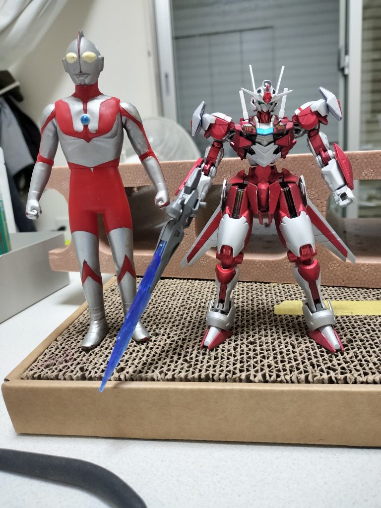 ウルトラマンを見ながら赤か銀かでパーツを分け、塗装しました。マットキャンディ塗装なのですが、写真ではただの赤に見えてしまうようですorz胸元の青はカラータイマーを表現。
