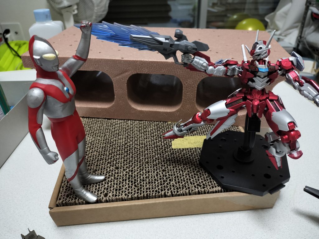 ガシィッ!ウルトラマンさんにはビームも実弾も恐らく効かないでしょう。ガンダム対ウルトラマン、サイズが0〜∞のウルトラマンがいるらしいし、世界そのものみたいなチートウルトラマンもいるようなのでガンダムに勝ち目はなさそうです。 よろしければこちらも見てやってくださいhttps://gumpla.jp/mg/1752721
