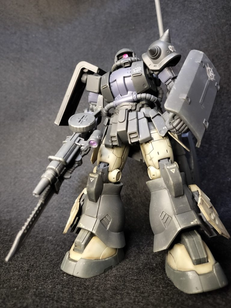 正面。オルテガは近接戦闘を好んだという設定で、銃剣付きザクマシンガン、手持ちシールドを持たせてます。