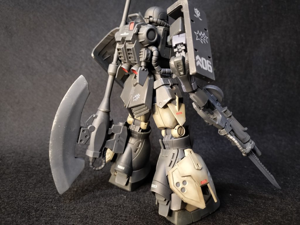 背部。オルテガは機体番号06。06Rで愛用した一撃必殺の巨大ヒートホークを継続使用。視覚的にも恐怖感を与え、破壊力抜群な得物ですが、かなりの重量なので、地上滑走できるこの機体ならではの武器となります。