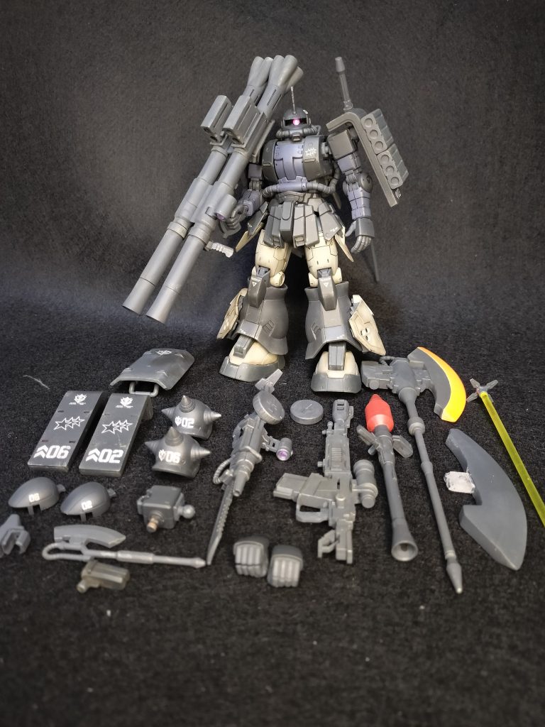 高機動型ザク地上用(エグバ機改造)をベースに、得意武器や機体ナンバー付きのシールドなどを使い分けることにより、各機へのコンバーチブルなキットに仕上がってます。ヒートホークの発光状態を再現する為に、刃をレジンで複製してます。