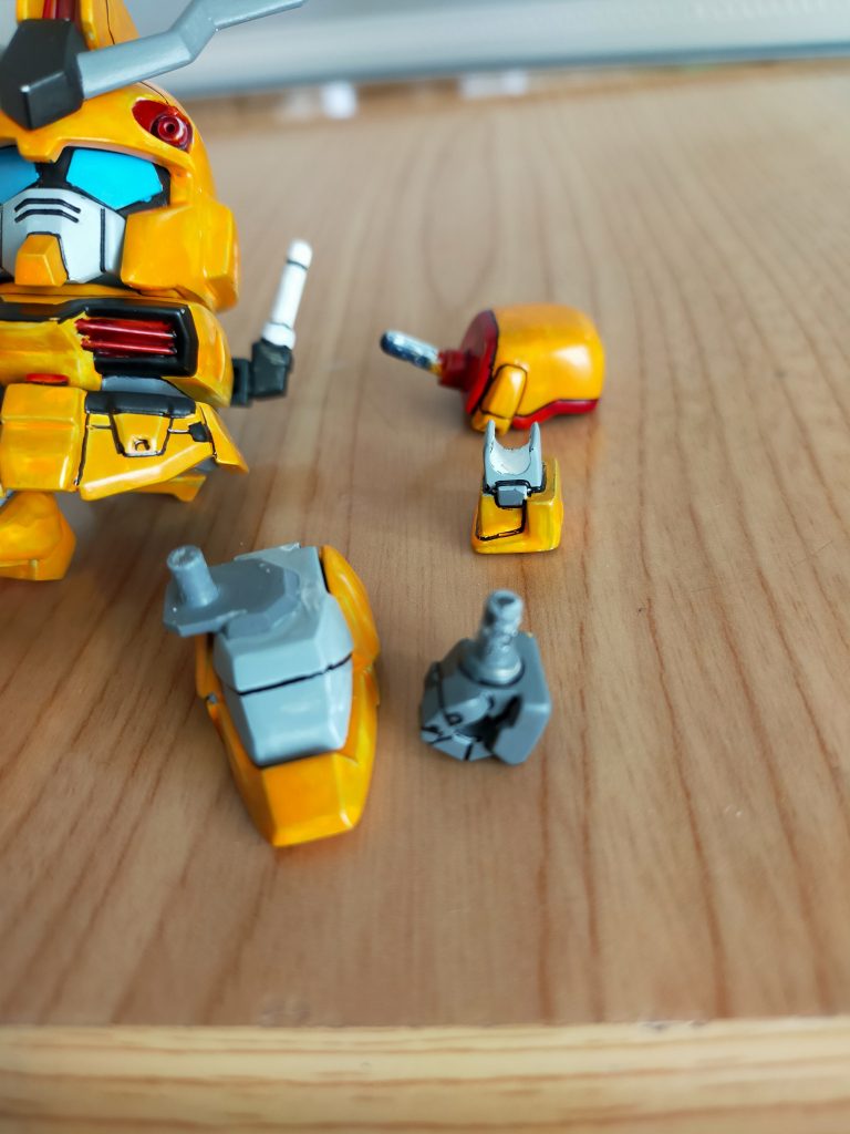 工作は初回投稿のSDガンダムデスサイズとほぼ同じです。 工作完了して永らく放置していたものを「まずは完成!筆ムラ結構!色ムラ結構!」の気持ちで筆塗り全塗装。マッキー極細スミ入れ&水性プレミアムトップコート半光沢にて完成。