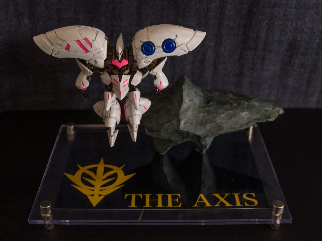正面。当初の作品名は「THE AXIS」でした。ちょっとだけ「シュッ」とするように一度脚部を分解して、中に骨を作ってつま先を伸ばしたりなどしております。