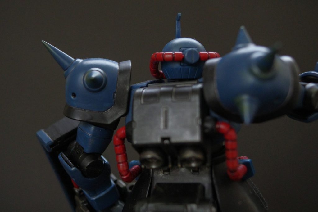 肩スパイクは、グフ特有の威圧目的の「牛ツノ」ではなく、刺突を可能とする実戦仕様。