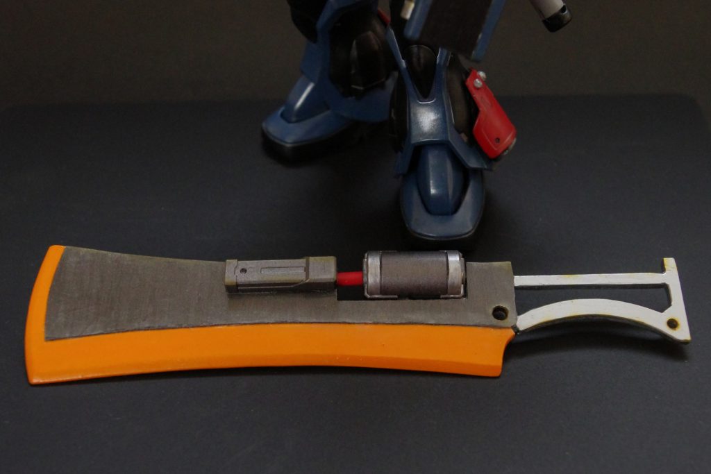 試作ヒートバスターソード。プラ板から削り出しして、柄の部分はメタリック塗装して無骨感を出してみました。真ん中のはジェネレーターとかコンデンサーとかです。