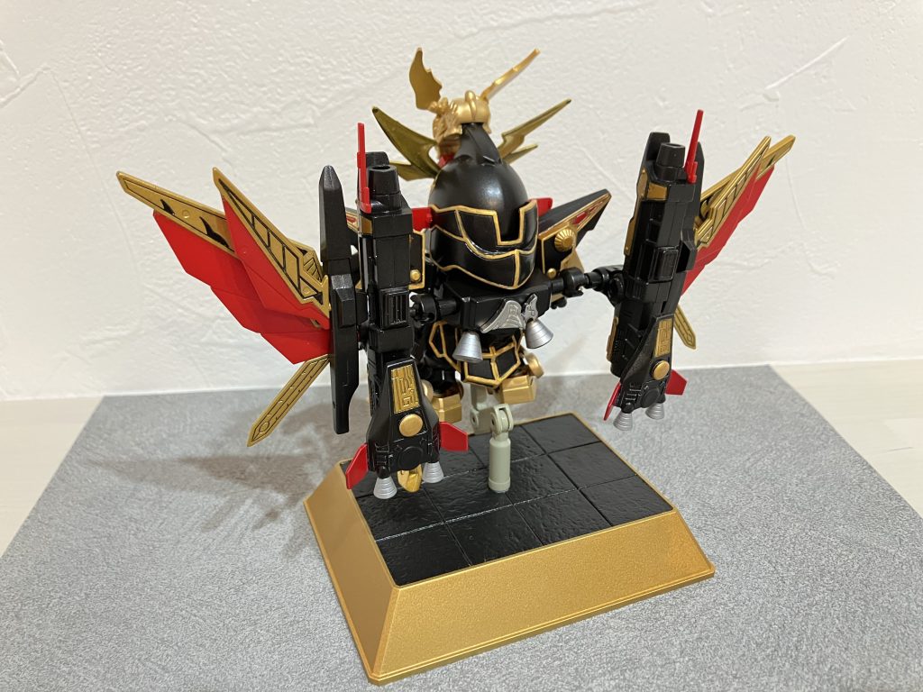 ボールジョイントを採用したので翼の角度は自由自在♪