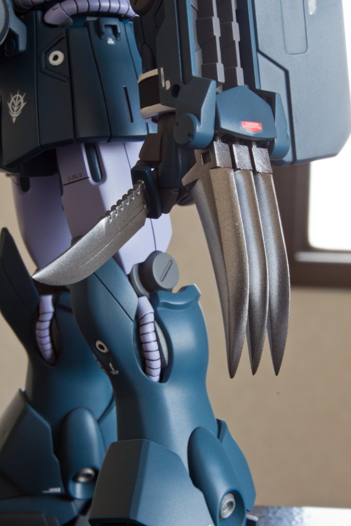 でもでも濃紺ボディに鈍く光るクローの対比は大好きです😌ギラ・ズールもそうなんですが踝のとこのバーニアノズル。。もっとらしく処理したかったのてすが５年前の自分にはそのアイディアも技術も持ち合わせてなく色々考えた挙げ句キットのままです😞