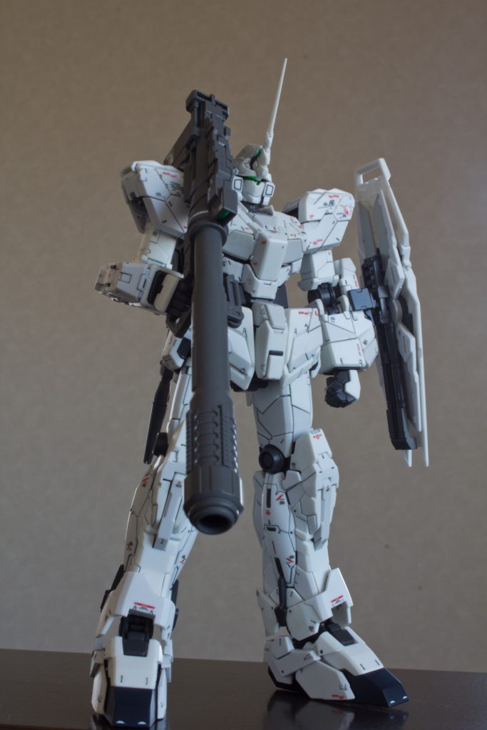 実はリアルグレードには正直あまりよい印象持ってませんでした。非常にチャレンジングなのは認めるんですが。。これは物凄いキットが出るってんでファーストガンダムとシャアザクは即買いしたんですが、そのあまりに細かいパーツ分割とパネル毎に微妙にトーンを変えているとこ、またモールド過多な印象。結局塗装するの止めて墨入れのみして簡単フィニッシュで仕上げました。以降RGに手を出すことはありませんでした