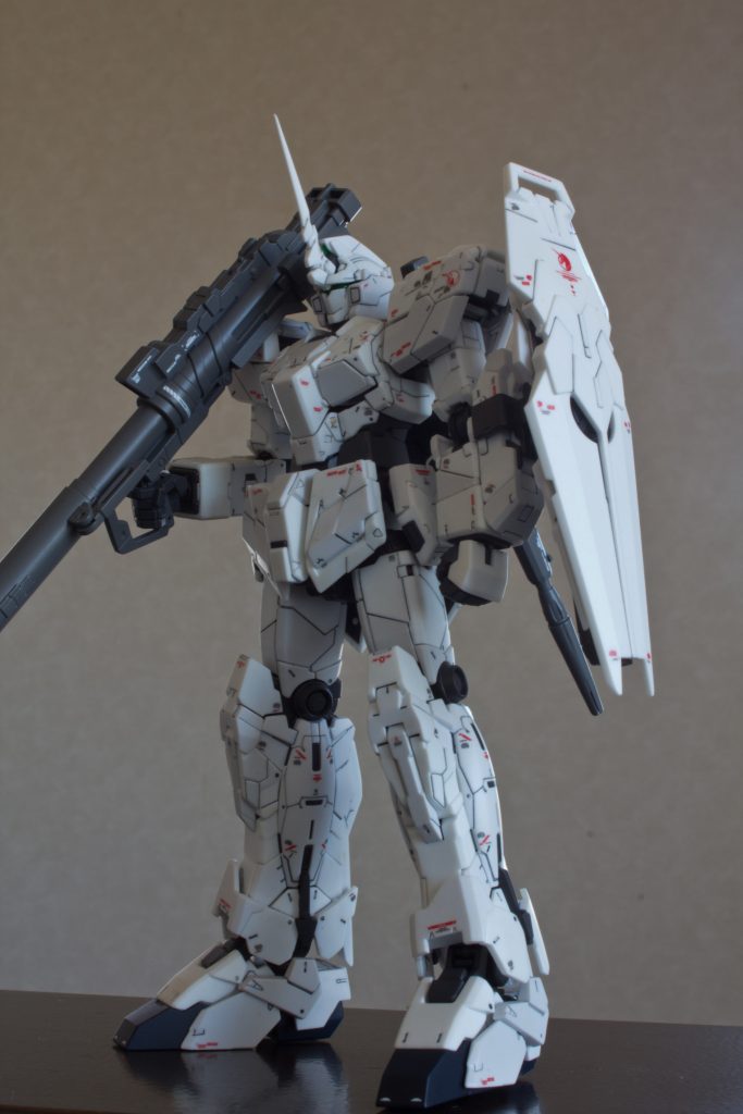 サイコフレームの赤がチラチラ見えてしまうのでごく薄いグレーにパールを吹いておきました。