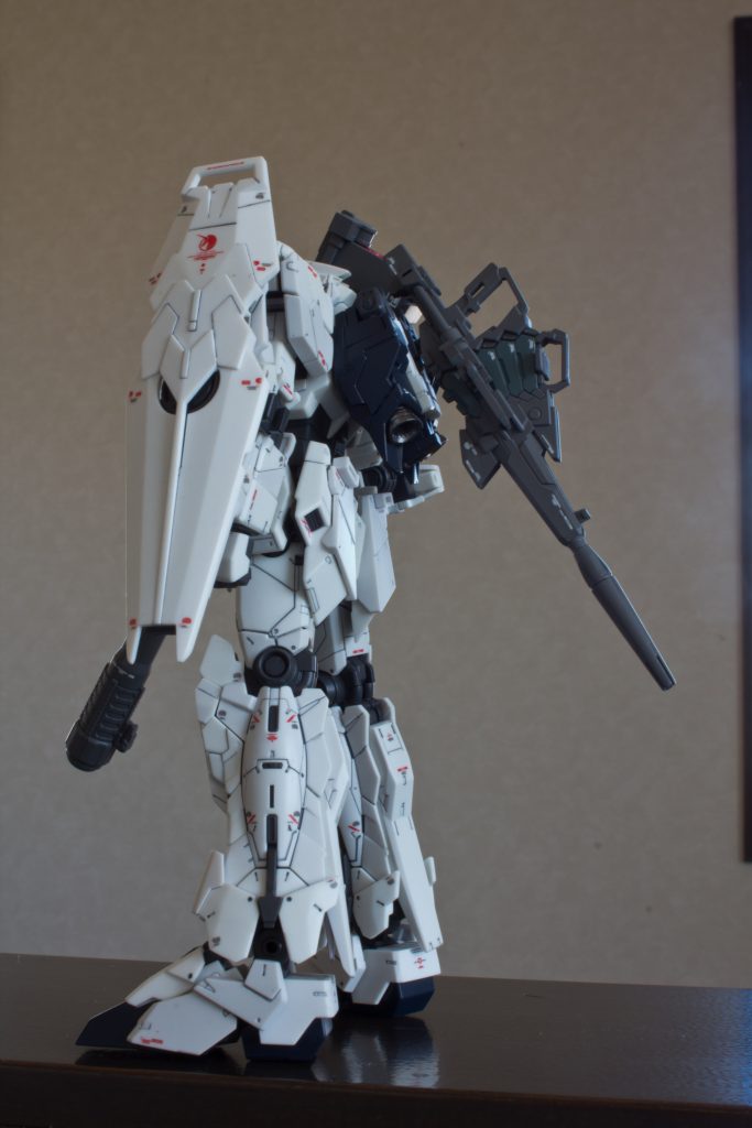 かくして完成したユニコーンガンダムですが。。もう何て表現してよいのかわからないくらい、最初期のガンダムやザクとは比べ物にならないくらい良くなってて、凄いキットですね、これ💦