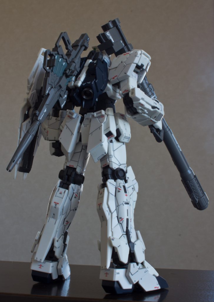 それ以来のRG、ユニコーンガンダムです。変形はさせないことを前提に、部分塗装、墨入れとトップコートのみで仕上げました。