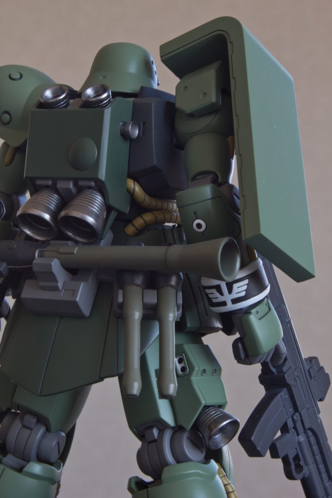 腰回りの武装のモリモリ感たまらんく好きです😂聞くところによると親衛隊機がそもそも標準モデルだったそうですが、さすがにあっちは派手過ぎでしょ?(笑)量産機っぽさならこっちですよね😉プレバンでも何でもいいからMG化を切に願ってるんですか何で出んのやろ??バリエーション展開もし易いと思うのですが。。